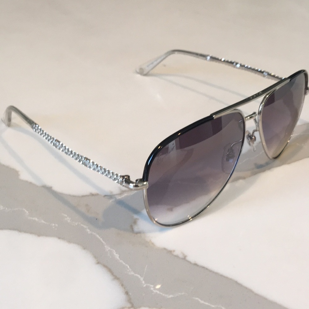 Gucci sunglasses 😎 - Picture 5 of 8